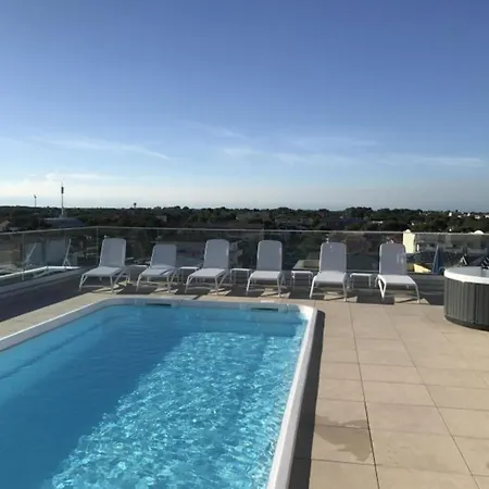 Sunny Vacation With Private Terraces Apartment